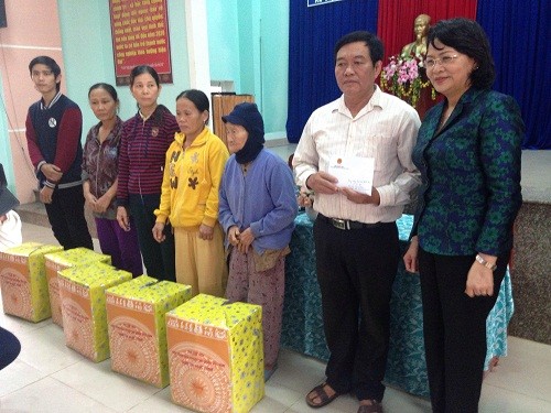 Phó Chủ tịch nước Đặng Thị Ngọc Thịnh tặng quà bà con vùng lũ Quảng Nam - ảnh 1